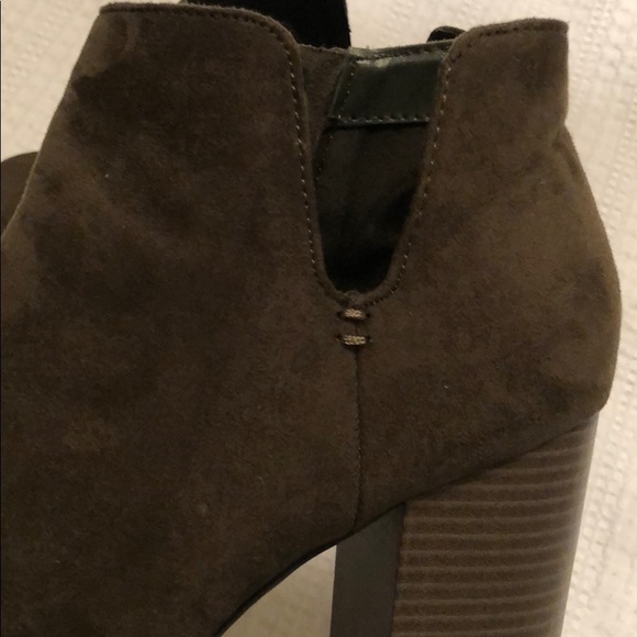 Open toe green boots. - Picture 2 of 2